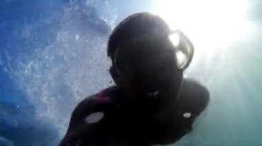 Sualtı Yüzme adam. Karadeniz üzerinde dalış. Adam denize almıştı. Deniz Dalış, aktif, parlak gösterimler. Dalış, Dalış ve su altında yüzer dostum. Go Pro video.  