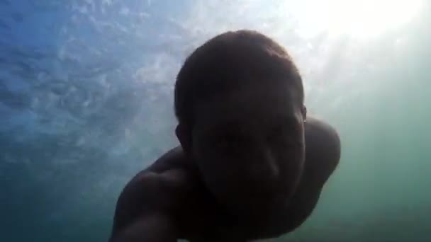 水中水泳の男。Go Pro ビデオ。男は海に突入します。ダイビング、男はダイブや水の下で泳ぐ。黒海にダイビング。海洋ダイビング、アクティブで明るい印象. — ストック動画