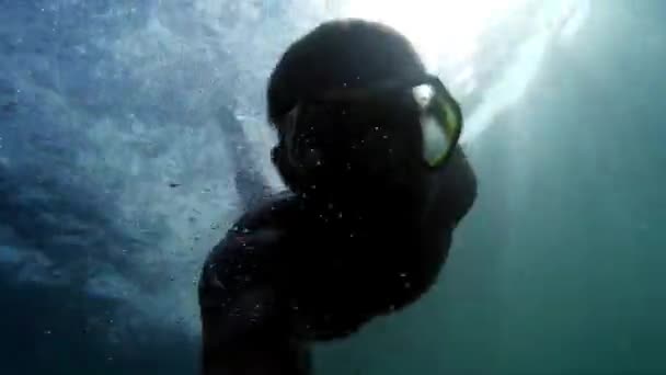 Uomo che nuota sott'acqua. Immersioni sul Mar Nero. L'uomo si immerge nel mare. Video di Go-Pro. Immersioni, l'uomo si tuffa e nuota sott'acqua. Immersione marina, impressioni attive e luminose . — Video Stock