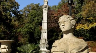 İmparator III. Alexander 'ın Massandra Sarayı. Yalta, Kırım, Ukrayna. Kırım 'daki Massandra Sarayı. Parktaki heykel. Sfenks, güzel bir heykel..