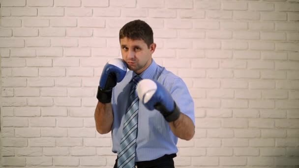 Homme d'affaires avec gants de boxe. Un boxeur en chemise et cravate. Homme en gants de boxe sur fond clair. Des affaires difficiles, un homme prospère. Gestionnaire, employé de bureau en gants de boxe . — Video