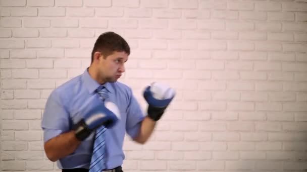 Empresario con guantes de boxeo. Boxeador con camisa y corbata. Gerente, empleado de oficina con guantes de boxeo. Hombre en guantes de boxeo sobre un fondo claro . — Vídeo de stock