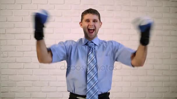 Бизнесмен в боксёрских перчатках празднует победу. Человек в боксёрских перчатках радуется успеху. Боксер, поднимающий руки, победа, чемпион, босс, менеджер. Бизнесмен в боксёрских перчатках . — стоковое видео