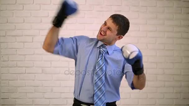 Homme d'affaires avec des gants de boxe célébrant la victoire. L'homme en gants de boxe se réjouit du succès. Boxer levant les bras, victoire, champion, patron, manager . — Video