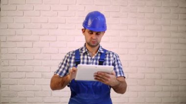 Tablet bilgisayar ile inşaat işçisi. Modern mühendis, Oluşturucu, ana. Bir tablet bilgisayar ile erkek mimar.