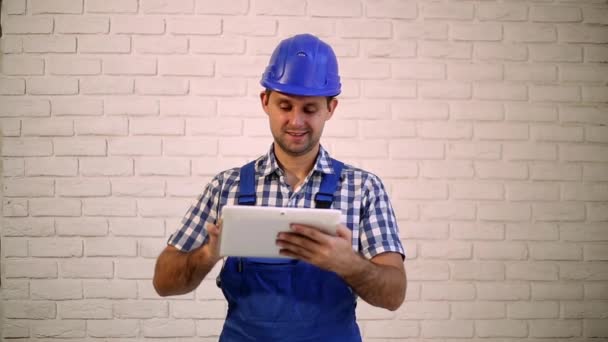 Male architect with a tablet computer.  Modern engineer, builder, master.  Construction worker with tablet computer. — Stock Video