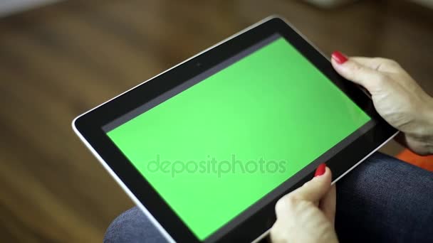 Une femme tient une tablette avec un écran vert. Tablette avec écran vert pour votre contenu. Les doigts féminins tiennent le comprimé . — Video