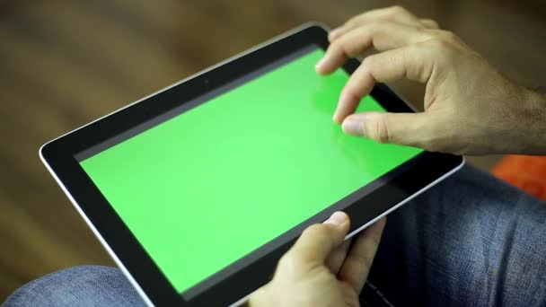 A man holding a tablet computer with a green screen. Male hand operated tablet computer with a green screen for your content. — Stock Video