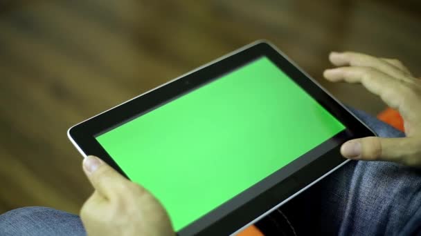 Un hombre sosteniendo una tableta con una pantalla verde. Tableta masculina operada a mano con una pantalla verde para su contenido. Hombre con la tableta . — Vídeo de stock