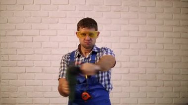 Bir perforator olan bir adam. Bir matkap ile çalışma. İnşaat işçisi çekiç ile. 