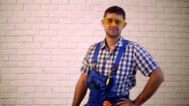 Чоловік з електричною пилкою. Будівельник з електроінструментом. Робота з електричним лобзиком . — стокове відео