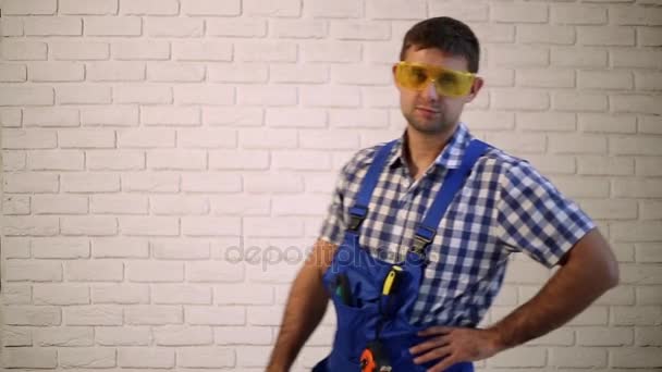 Muž s perforační. Stavební dělník s kladivem. Práce s vrtačkou. — Stock video