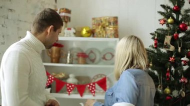 Bir kadın, bir Noel hediyesi için bir adam yapıyor. Çift yeni yıl hediyesi verir. Bir kadın bir adam bir tatil için bir hediye verir..