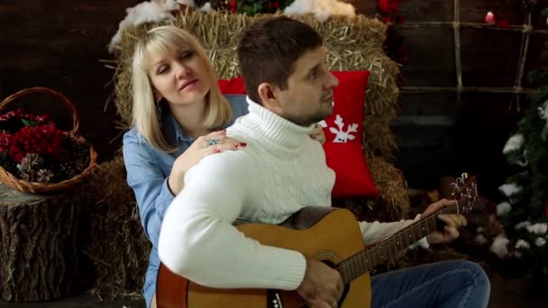 Man en vrouw het gitaarspelen. Jong koppel een gitaar spelen. — Stockvideo