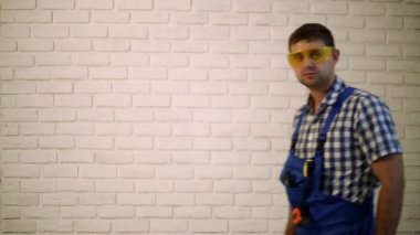 Açı öğütücüler olan adam. Adam onarım yapar. Bir açı değirmeni holding inşaat işçisi. Bir erkekte iş elbiseleri.
