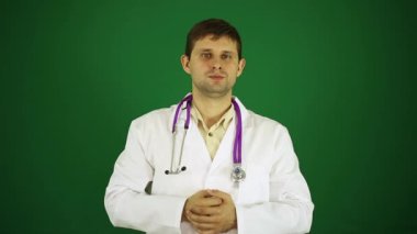Doktor iyi gösterir. Adam doktor yeşil bir arka planda hromakey. Doktor işareti gösterir Tamam