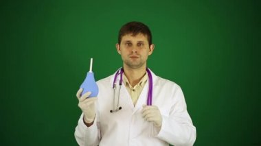 Lavman doktorla. Yeşil arka plan, hromakey beyaz laboratuar önlüğünü doktor. Genç bir doktor lavman tutar.