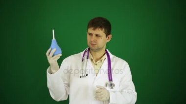 Lavman doktorla. Doktor lavman tavsiye etmez. Yeşil zemin üzerine Beyaz önlük doktor. Bir genç dostu Doktor, ilaç, hromakey.