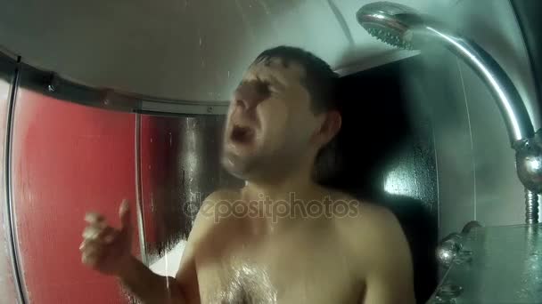 El hombre está cantando en la ducha. La persona toma una ducha. Cámara de acción de tiro. El hombre está en la ducha. . — Vídeos de Stock