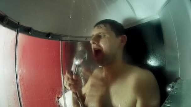 Człowiek jest śpiewanie pod prysznicem. Osoba bierze prysznic. Mężczyzna jest pod prysznicem. Fotografowania aparat akcji. — Wideo stockowe