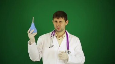 Doktor ile lavman yeşil bir arka plan üzerinde.