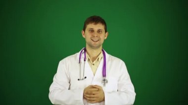Yeşil bir arka plan üzerinde genç doktor. Nesne doktor noktalarda.
