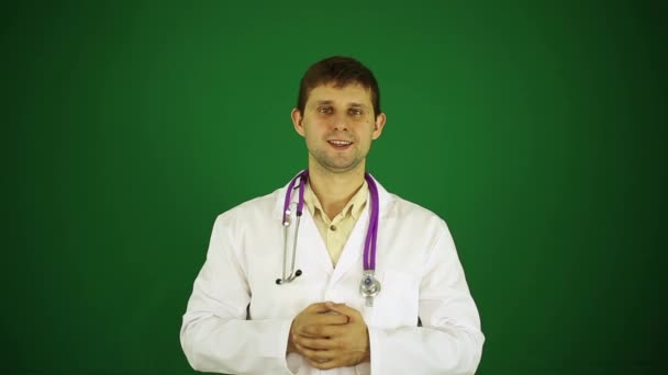 Nesne noktalarda doktor. Yeşil bir arka plan üzerinde genç doktor. — Stok video