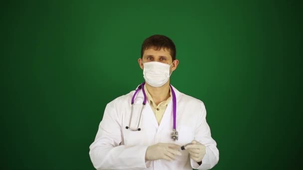 O homem é um médico com uma seringa . — Vídeo de Stock