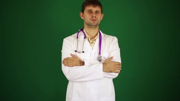 Man doctor on a green background. — Stock Video