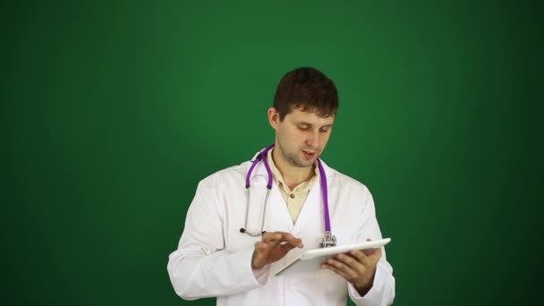 Doctor with a tablet computer — Stock Video
