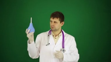 Doktor ile lavman onun elinde. Doktor lavman tutuyor.