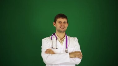 Olumlu bir doktor. Doktor yeşil bir arka plan üzerinde.