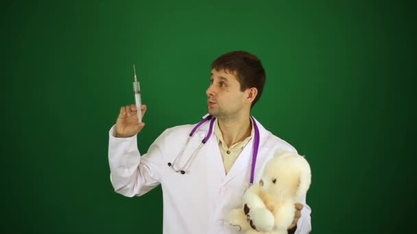 Хороший доктор с плюшевым мишкой. Врач делает инъекцию мягкой игрушки. Детский врач . — стоковое видео