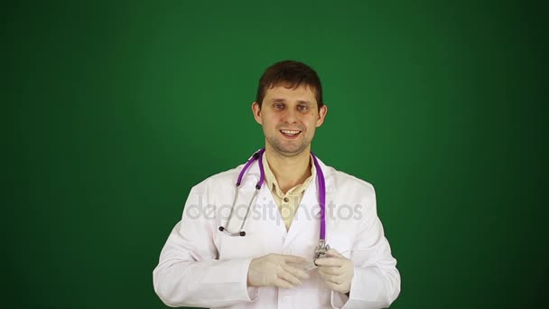 Pozitivní doktor s injekční stříkačkou. Doktor se drží stříkačky. — Stock video