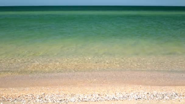Lugnt hav, sunny beach. Sommar, semester, avkoppling. — Stockvideo