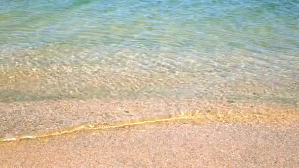 Czyste morze, żółty piasek, fale morskie. — Wideo stockowe