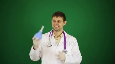 Doktor ile lavman onun elinde. Doktor lavman tutuyor.