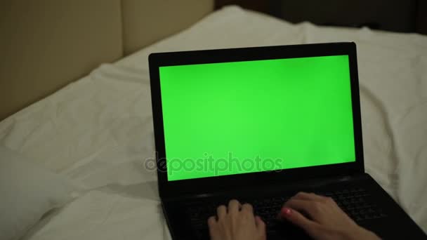 Portátil con pantalla verde. El hombre está escribiendo en un ordenador portátil con una pantalla verde . — Vídeos de Stock