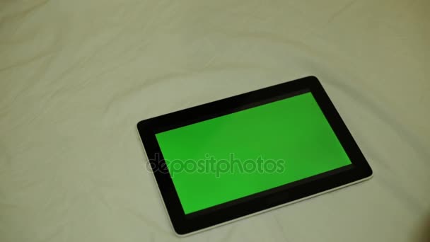 Una donna ha un tablet con uno schermo verde. Computer tablet con schermo verde . — Video Stock