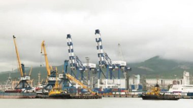 Deniz endüstriyel bağlantı noktası. Liman, büyük bir bağlantı noktası, denizde gemi yelken.