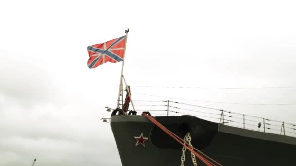 Guyce bir Rus deniz gemi bayraktır. Andreevsky deniz bayrak. — Stok video