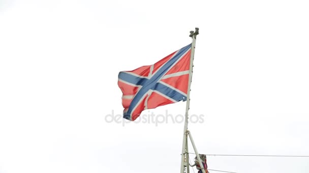 Una bandera en la proa del barco. Guyce es la bandera de un barco naval ruso. Bandera naval Andreevsky . — Vídeo de stock