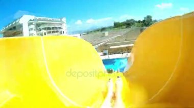 Su Parkı, su kaydırağı, su cazibe. Bir kadın bir su kaydırağı haddeleme.