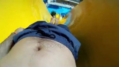 Su Parkı adam. Su slaytın dışına sür. Su Parkı, yaz, eğlence.