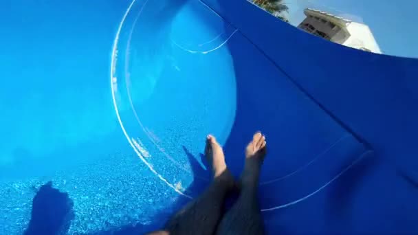Un uomo scivola su uno scivolo d'acqua. Riposo attivo, parco acquatico, scivoli, action camera . — Video Stock