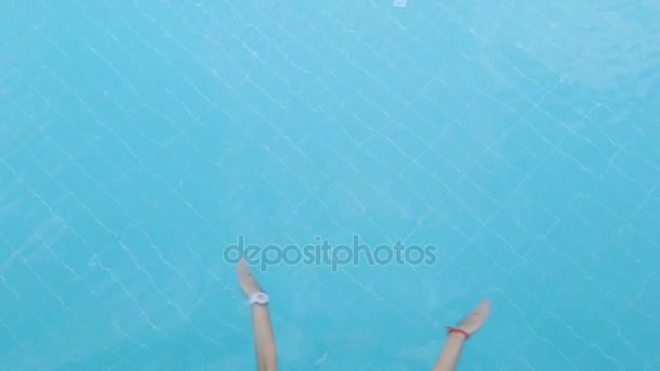 Uma jovem está nadando na piscina . — Vídeo de Stock