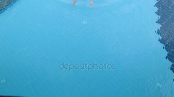 Mulher bonita está nadando na piscina . — Vídeo de Stock