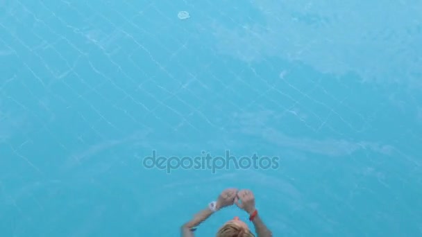 Fille dans la piscine transparente. Belle femme nage dans la piscine . — Video