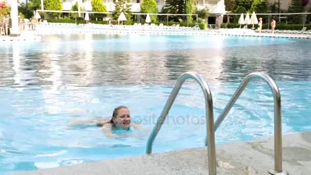 Auffälliges Mädchen, das aus einem schönen Pool kommt. Eine junge Frau schwimmt im Pool. — Stockvideo