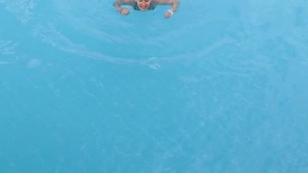 Vacker flicka simning i poolen. Sommar, semester, swimmingpool. Ung kvinna i bikini i poolen. — Stockvideo